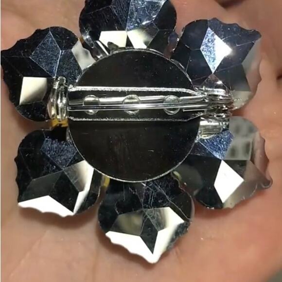Brooch Shining Glass Flower Brooches For Women Size 4.5cmx4.1cm - Picture 8 of 8
